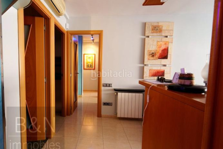 Piso una vivienda reformada, llena de luz natural, de estilo moderno y equipada con muebles hechos a medida! en Terrassa