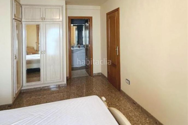 Dúplex  140 m2 de 4 hab mas estudio con 2 terrazas y parking en la plaça lluis companys en Terrassa