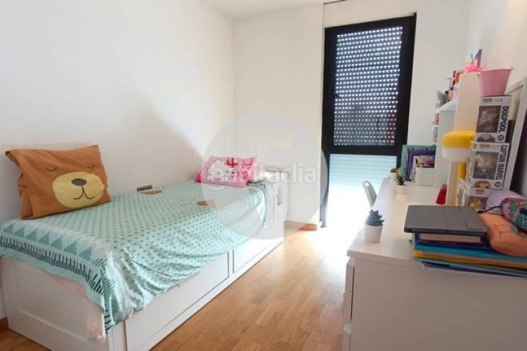 Piso bonito piso de 85 m2, 3 hab, 2 baños, galería, balcón, pk y zona comunitaria, en zona olímpica en Terrassa