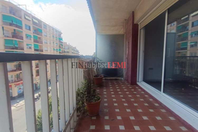 Piso  4 habitaciones junto a plaça lluís companys ascensor en Terrassa