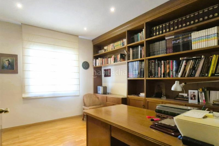 Piso de 137 m2 amb 4 hab i balco 10 m2 oest al carrer ireneu a 50 metres rambla en Terrassa
