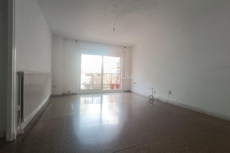 Piso amplio piso de 4 habitaciones, junto a plaza lluis companys. en Terrassa