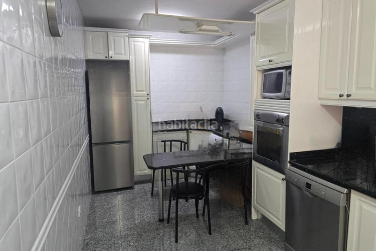 Chalet casa de 3 plantas con piscina y gran garajealmacén en Terrassa