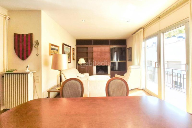 Piso de 137 m2 amb 4 hab i balco 10 m2 oest al carrer ireneu a 50 metres rambla en Terrassa
