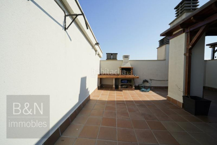 Dúplex tu hogar con alma espacio, confort, tres salidas al exterior y zona comunitaria con piscina y plaza de parking en Terrassa