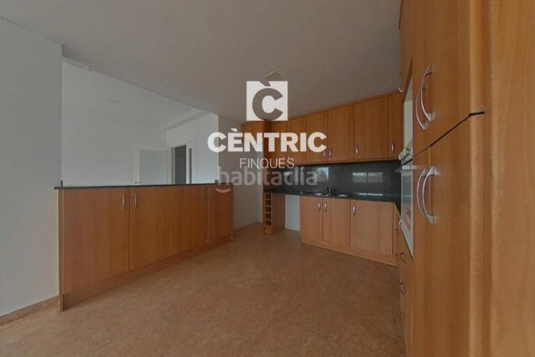 Piso amplio piso reformado con 4 habitaciones y ascensor ideal para familias o inversores! en Terrassa