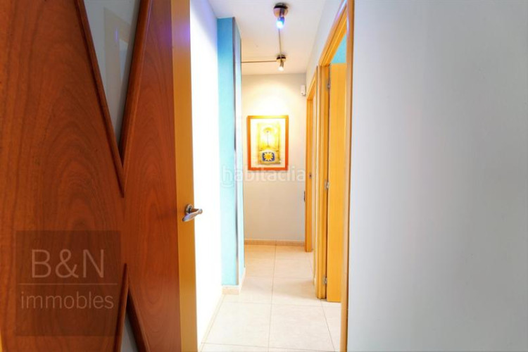 Piso una vivienda reformada, llena de luz natural, de estilo moderno y equipada con muebles hechos a medida! en Terrassa