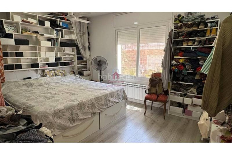 Casa pareada casa en en venta ca naurell de 210m construidos con salida a patio, dos terrazas y garaje. en Terrassa