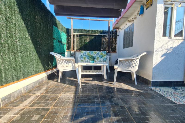 Casa adosada casa con dos plazas de garaje y terraza en Terrassa