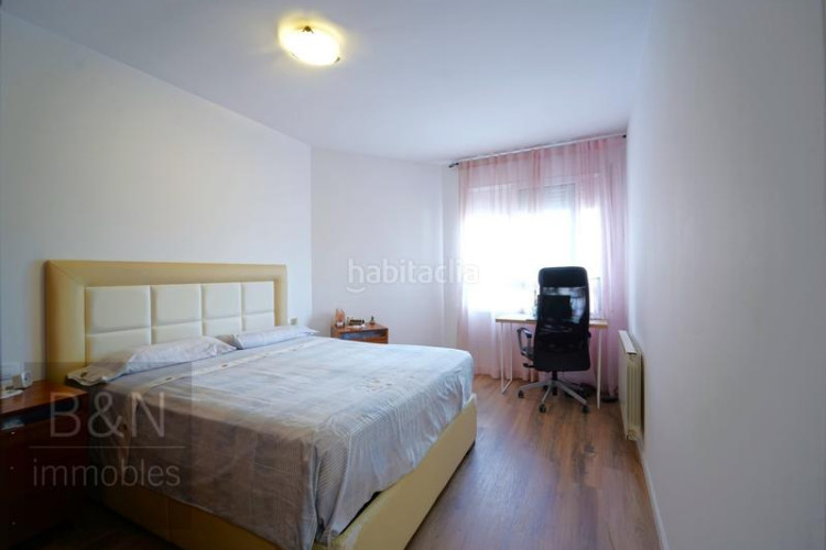 Piso una vivienda con calidez, luz y balcón recién reformado con plaza de garaje incluida en Terrassa