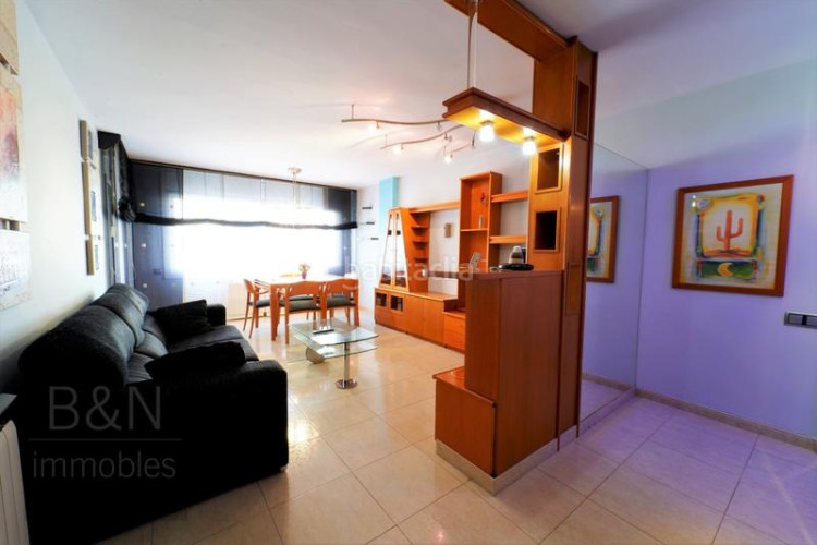 Piso una vivienda reformada, llena de luz natural, de estilo moderno y equipada con muebles hechos a medida! en Terrassa