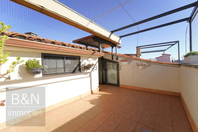 ¡Bienvenido al hogar de tus sueños! Este exclusivo dúplex es mucho más que una vivienda.