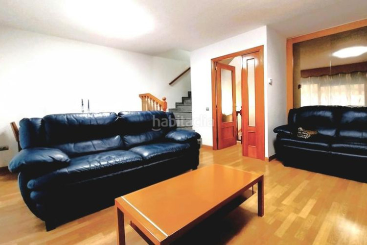 Casa magnifica unifamiliar de 230 m2 con garaje 3 coches, 3 grandes dormitorios, especatcular estudio 55 m2 y patio en Terrassa