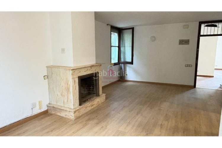 Casa  de 200m construidos en venta a 4 vientos en la urbanización font de lespardenya, en Terrassa