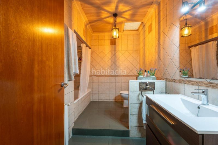 Casa adosada casa para entrar a vivir, con patio y terraza. a 10min. estación renfe este. en Terrassa