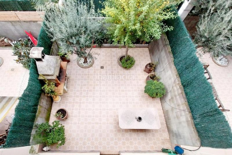 Casa adosada la gripia. casa adosada de 3habs + estudio + 2lav + terraza + garaje en Terrassa