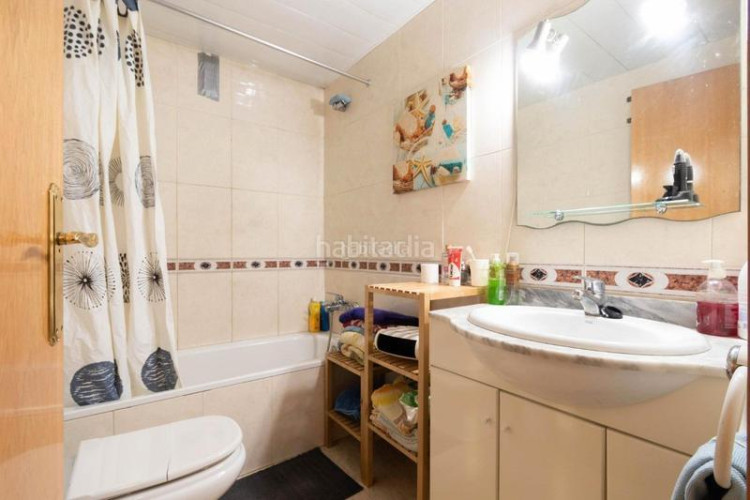 Piso en xuquer 6 local adaptat per habitatge i llogat en Terrassa