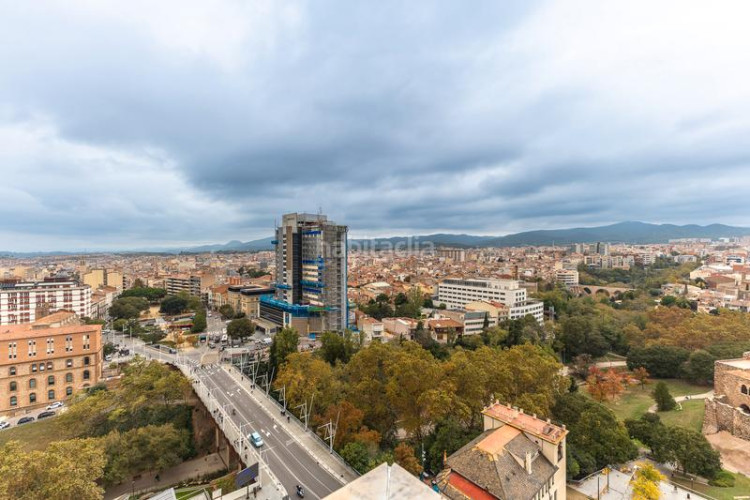 Ático  dúplex con terrazas y vistas panorámicas a un paso del centro , plaza de parking incluida en Terrassa