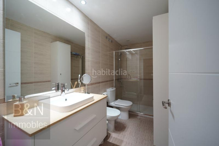 Piso una vivienda con calidez, luz y balcón recién reformado con plaza de garaje incluida en Terrassa