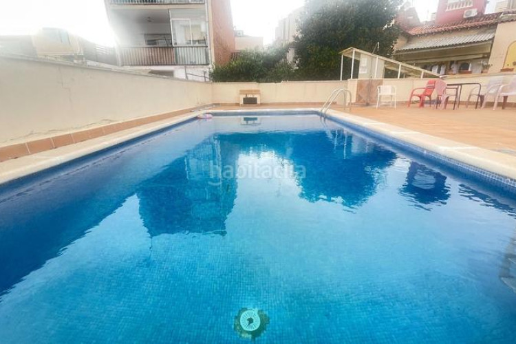 Piso pis amb , pàrquing, traster i piscina comunitària en Terrassa