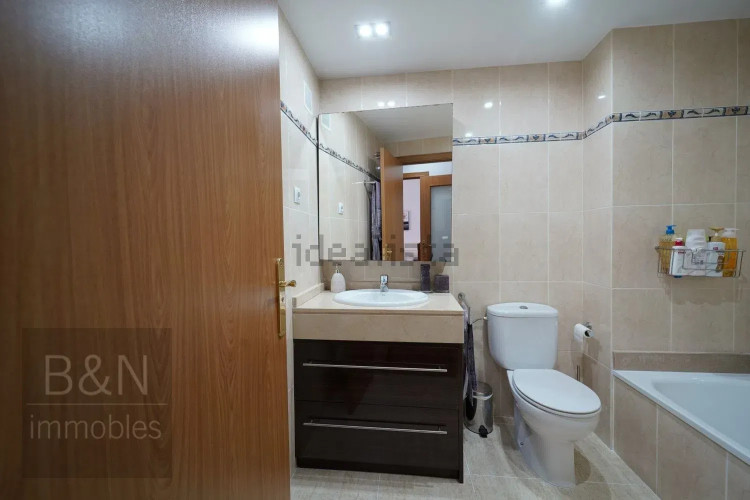 ¡Te vas a enamorar de su carácter! Amplio, luminoso, con zona comunitaria, párquing y trastero.