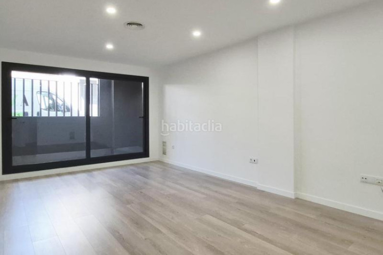 Planta baja pis obra nova 95 m2 2 hab dobles i estudi al carrer transversal en Terrassa