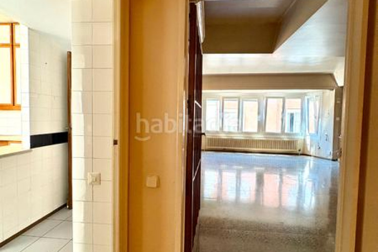 Piso  señorial único en pleno centro – 6 habitaciones, 3 baños, terraza de 200 m², parking incluido en Terrassa