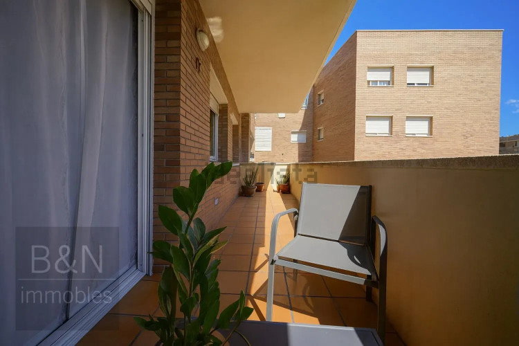 Una vivienda reformada con encanto, dos balcones y plaza de parking