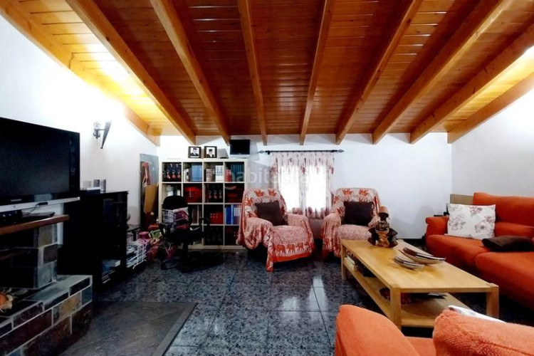 Casa adosada unifamiliar adosada, 4 habitaciones, gran patio en Terrassa