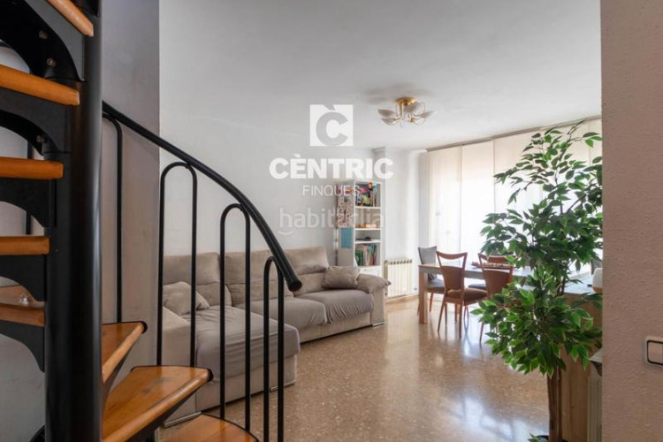 Dúplex ático dúplex de tres habitaciones y estudio. en Terrassa