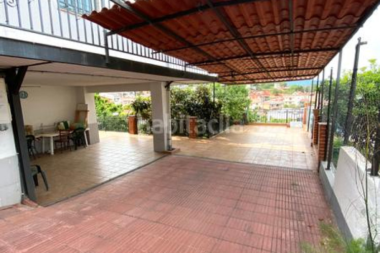 Chalet  bifamiliar ubicado en Can Parellada en Terrassa