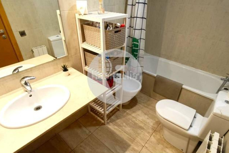 Piso bonito piso de 85 m2, 3 hab, 2 baños, galería, balcón, pk y zona comunitaria, en zona olímpica en Terrassa