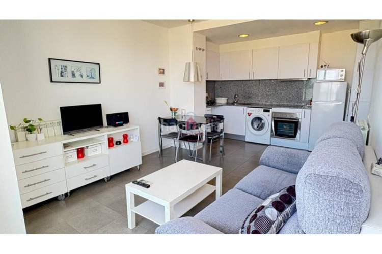 Piso  en venta con balcón a pie de comedor, parking y trastero, listo para entrar a vivir! en Terrassa