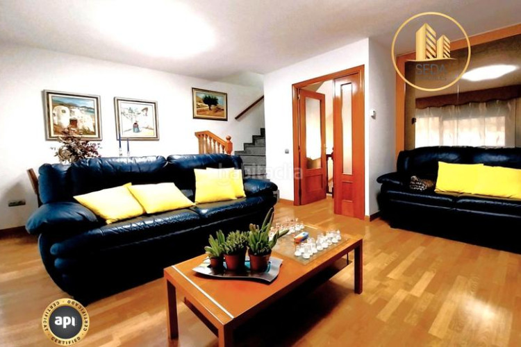 Casa impecable casa unifamiliar renovada con 4 plantas, garaje triple y estudio con chimenea en la gripia en Terrassa