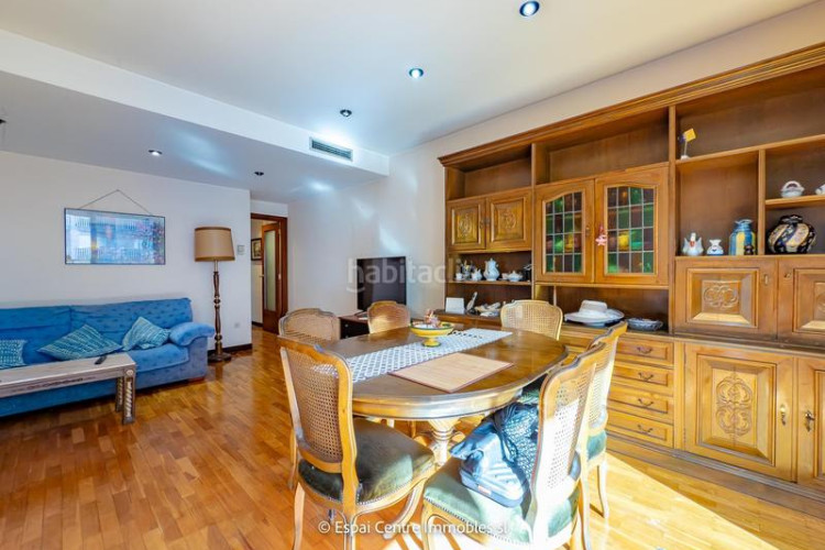 Piso vive en sant pere piso de 88 m con 3 habitaciones, 2 baños y salón luminoso. ubicación ideal cerca de todo en Terrassa