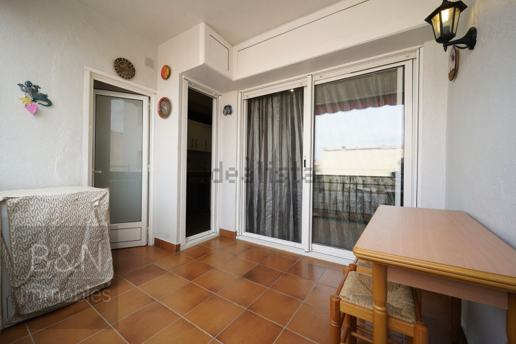 Un hogar reformado, con doble salida exterior y solo un vecino.