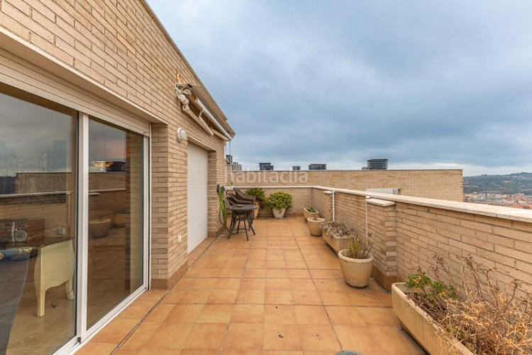 Ático  dúplex con terrazas y vistas panorámicas a un paso del centro , plaza de parking incluida en Terrassa