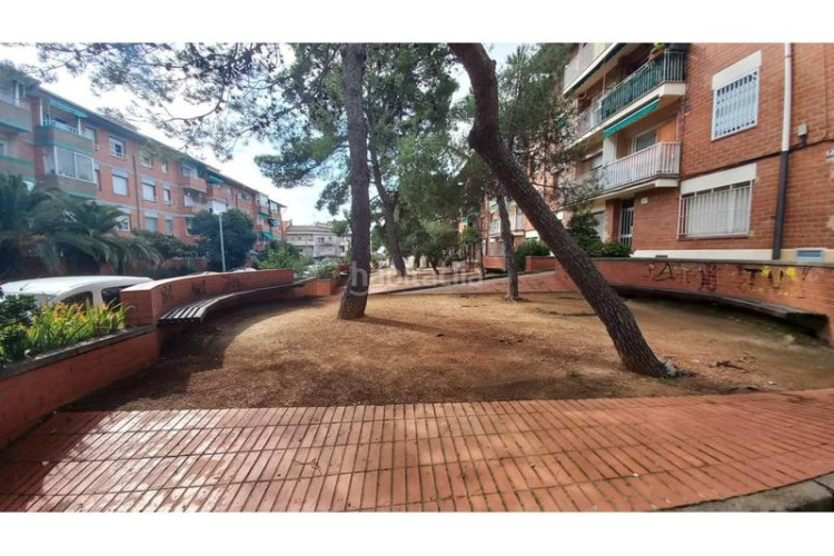 Piso  en la calle olot en Les Arenes - La Grípia - Can Montllor Terrassa