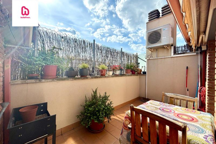 Ático  dúpex con terraza balcón y plaza de parking en Terrassa