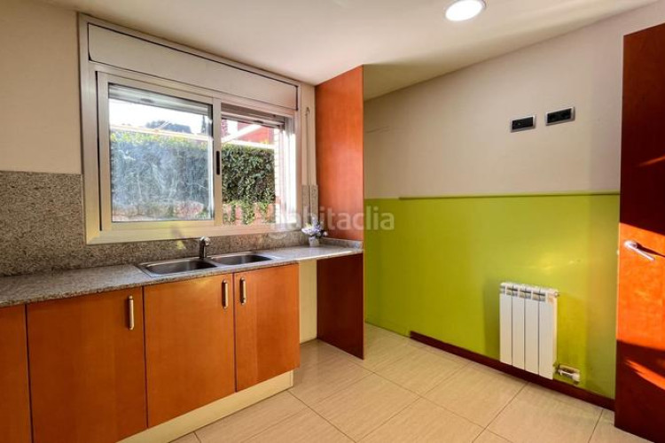 Chalet casa con piscina y vistas en zona residencial en Terrassa