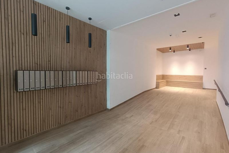 Piso amplio piso de 4 habitaciones, junto a plaza lluis companys. en Terrassa