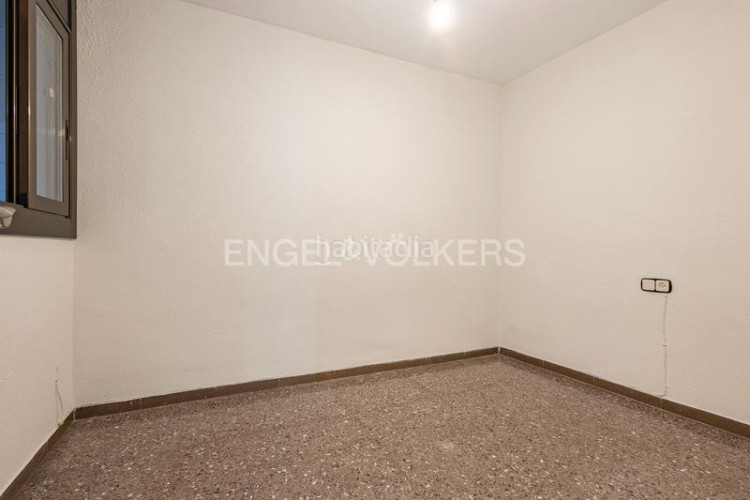 Apartamento oportunidad única! piso amplio de 99m construidos con 4 dormitorios y balcón en Terrassa