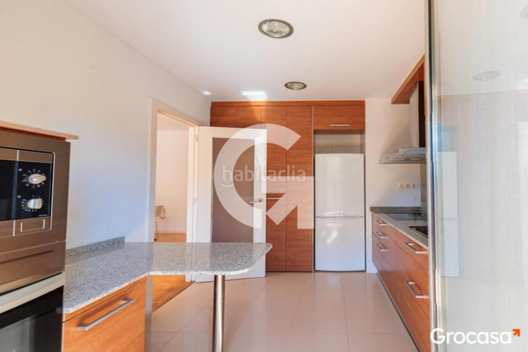 Planta baja precioso piso con terraza y parking en Can Roca en Terrassa