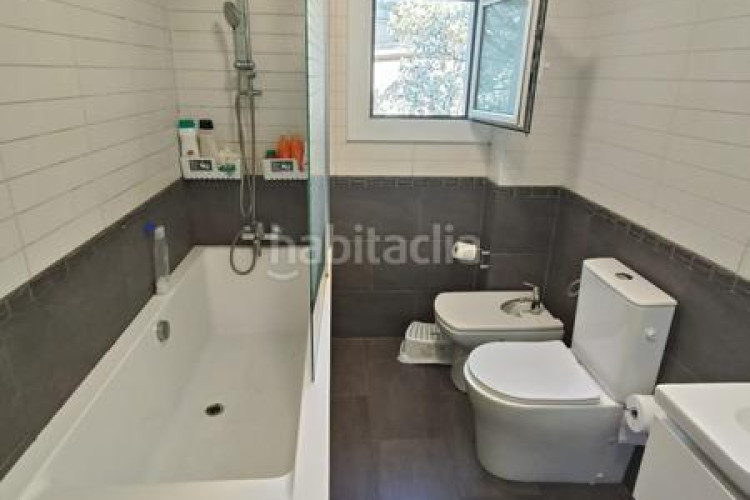Piso  reformado en La Cogullada 3 dormitorios, 1 baño, todo exterior, cocina individual, con dos balcones uno de 6m y otro de 4m y en Terrassa