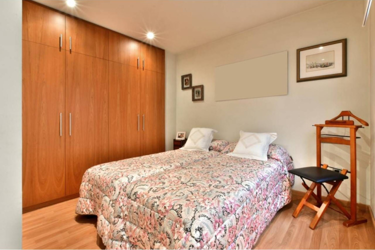 Poetessa Caparu00E0, Sant Pere Nord