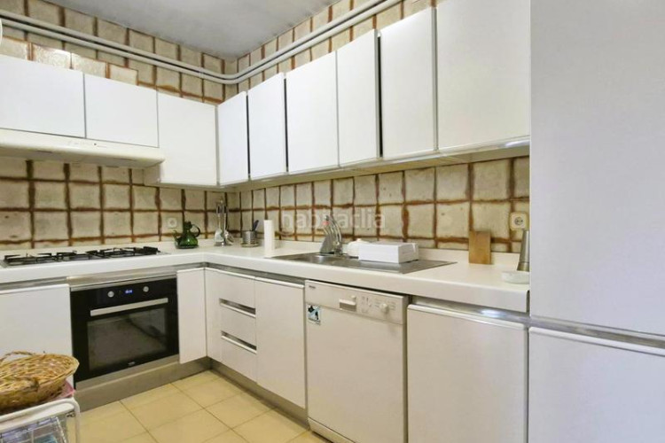 Piso de 137 m2 amb 4 hab i balco 10 m2 oest al carrer ireneu a 50 metres rambla en Terrassa