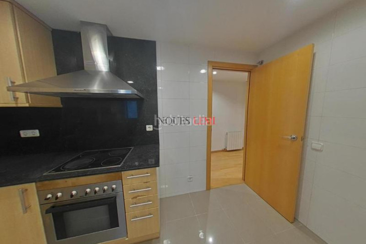 Piso dúplex con 4 habitaciones, 3 baños y parking en ubicación privilegiada en Terrassa