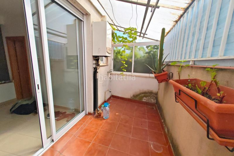 Casa zona de la grípia. casa adosada de 3 plantas + 4habs. + 2lav. + terraza + patio en Terrassa