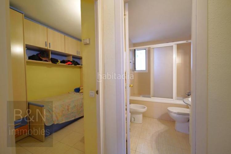 Piso un hogar de tres habitaciones, balcón, plaza de parking y trastero en Terrassa