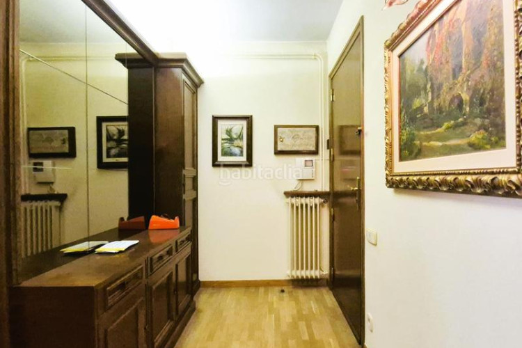 Piso de 137 m2 amb 4 hab i balco 10 m2 oest al carrer ireneu a 50 metres rambla en Terrassa